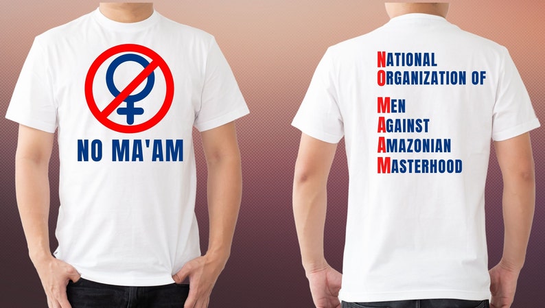 Puede incluir: Camiseta blanca con un c&iacute;rculo rojo y un s&iacute;mbolo femenino con una l&iacute;nea diagonal que lo atraviesa. El texto "NO MA'AM" est&aacute; impreso debajo del s&iacute;mbolo. La parte posterior de la camiseta tiene el acr&oacute;nimo "NO MA'AM" escrito con las palabras "NATIONAL ORGANIZATION OF MEN AGAINST AMAZONIAN MASTERHOOD".
