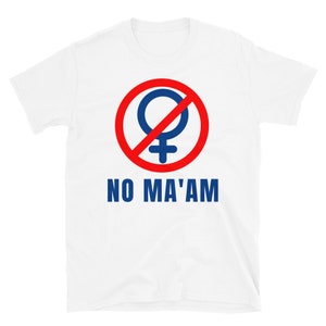 Puede incluir: Camiseta blanca con un c&iacute;rculo rojo y una l&iacute;nea roja diagonal que lo atraviesa. Dentro del c&iacute;rculo hay un s&iacute;mbolo femenino azul. Debajo del c&iacute;rculo est&aacute; el texto "NO MA'AM" en azul.