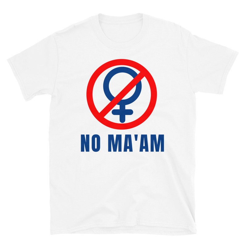 Puede incluir: Camiseta blanca con un c&iacute;rculo rojo y una l&iacute;nea roja diagonal que lo atraviesa. Dentro del c&iacute;rculo hay un s&iacute;mbolo femenino azul. Debajo del c&iacute;rculo est&aacute; el texto "NO MA'AM" en azul.