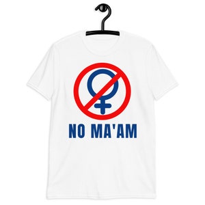 Puede incluir: Camiseta blanca con un c&iacute;rculo rojo y una l&iacute;nea roja diagonal que atraviesa un s&iacute;mbolo femenino azul. El texto "NO MA'AM" est&aacute; impreso en azul debajo del s&iacute;mbolo.