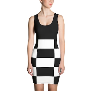 Puede incluir: Un vestido sin mangas de cuadros negros y blancos con una silueta ajustada.