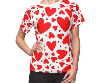 Camiseta feminina com estampa de corações vermelhos