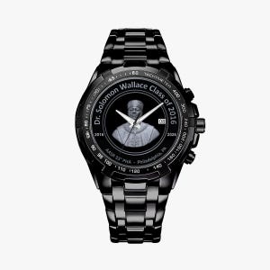 以下が含まれることがあります： ステンレススチール製のバンドが付いた黒い腕時計。文字盤には、Dr. Solomon Wallaceの肖像画、「Class of 2016」の文字、2016年の日付が表示されています。また、タキメーターと「AASR 33 PHA - Philadelphia, PA」の文字も含まれています。