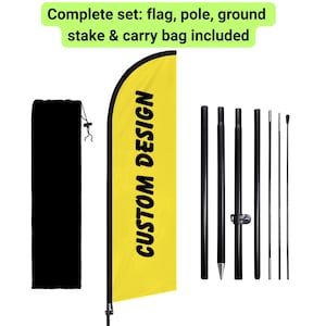Puede incluir: Una bandera amarilla con "CUSTOM DESIGN" en texto negro, una bolsa de transporte negra y un juego de postes y estacas de tierra negros. El texto "Complete set: flag, pole, ground stake & carry bag included" está en la parte superior.