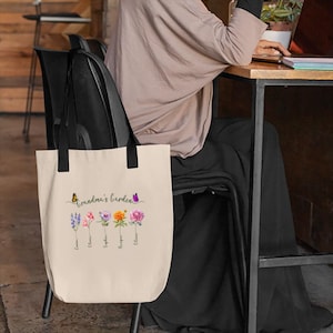 Grandma Gift, Personalized Gifts for Mom, Floral Grandma Tote Bag, Custom Birth Flower Nana Tote Bag with Grandkids Name, Gift for Grandma