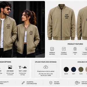 Może przedstawiać: Kurtka bomberka w kolorze khaki z przednim zamkiem błyskawicznym oraz prążkowanym kołnierzem, mankietami i dołem. Kurtka posiada napis YOUR DESIGN HERE na lewej piersi i na plecach. Projekt zawiera opcje dodania własnego tekstu, logo i obrazów.