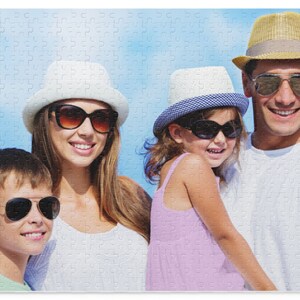 Peut inclure: Une famille de quatre personnes portant des chapeaux et des lunettes de soleil. Les parents sont debout et les enfants sont assis. L'arri&egrave;re-plan est un ciel bleu.