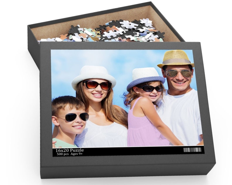 Peut inclure: Un puzzle de 500 pi&egrave;ces repr&eacute;sentant une famille de quatre personnes portant des chapeaux et des lunettes de soleil. Le puzzle mesure 40,6 x 50,8 cm et est recommand&eacute; pour les enfants de 9 ans et plus.