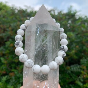 White Howlite Bracelet, Gemstone Round Beads Bracelet, Stretchy Bracelets, Energy Healing Bracelet, Natural Green Crystals, 6 mm 8 mm 10 mm.