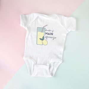Mom&#39;s Main Squeeze Organic Baby Onesie| Cute Baby Clothes|Summer Baby Onesie|Lemonade Onesie|Unisex Organic Baby Clothes|Babyshower Gift