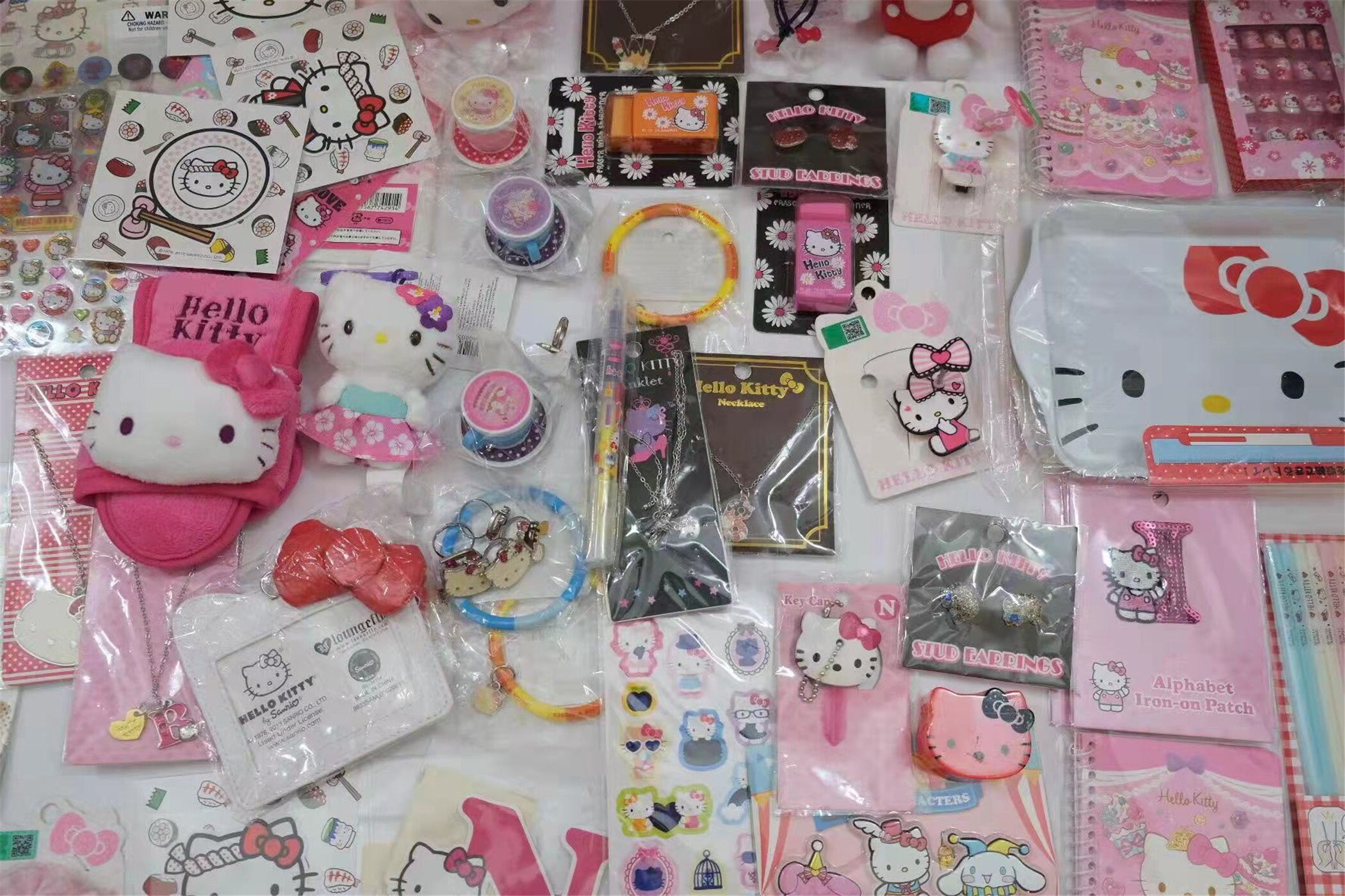 Hello Kitty - Hello Kitty - V- Patch - Back Patches - Patch Keychains  Stickers -  - Biggest Patch Shop worldwide