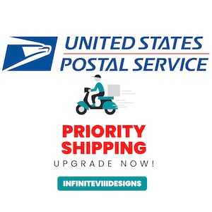 Op de afbeelding: Logo van de United States Postal Service met een blauwe adelaar en rode tekst. Een blauwe scooter met een witte doos op de achterkant wordt bestuurd door een persoon met een blauwe hoed. De tekst "PRIORITY SHIPPING UPGRADE NOW!" is rood. De tekst "INFINITEVIIIDESIGNS" is blauw.