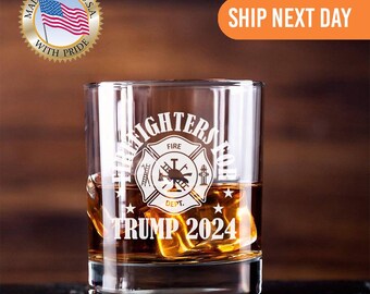Bombero con vaso de whisky Trump, vaso de bourbon MAGA para whisky Trump, regalo de Trump, presidencia 2024, grabado láser 45/47, presidente Trump