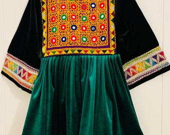 Robe traditionnelle afghane en velours faite main pour fille.