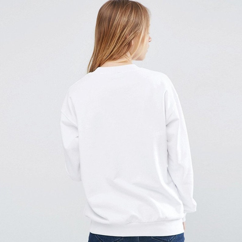 Peut inclure: Sweat-shirt blanc &agrave; manches longues avec un col rond.