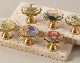 Pomo redondo para cajón con flor seca de resina, pomo de armario con forma de mariposa y mini flor prensada, pomo decorativo de latón con forma de flor, pomo decorativo para armario
