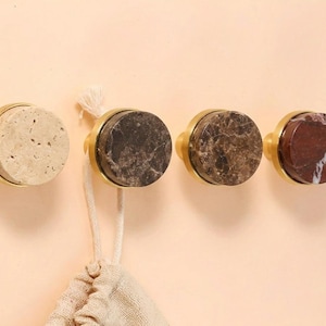 Gancho de parede em pedra natural, gancho em travertino, cabide para chapéus Viola, cabide de pedra natural para organizar lenços, bolsas e roupas.