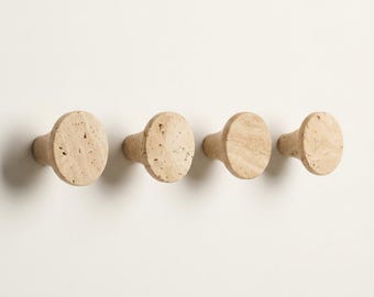 Gancho de pared de travertino natural, gancho de travertino, perchero Viola, perchero de piedra natural para organizar bufandas, bolsos y ropa.
