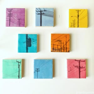 Sentinals - eine original Mixed Media enkaustische Malerei Installation- 8 einzelne 4”x4” Tafeln, die alle zusammen passen