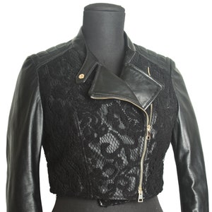 Kurze Damenjacke aus Leder und Spitze. Schwarze Nappa-Motorradjacke, hergestellt in Italien, neu mit Etiketten 42