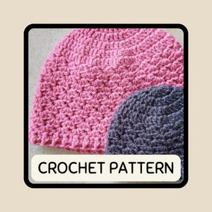 Könnte beinhalten: Zwei gehäkelte Mützen, eine rosa und eine graue, werden gezeigt. Die rosa Mütze ist größer und dominiert das Bild. Der Text "CROCHET PATTERN" ist unten sichtbar und deutet auf eine Anleitung zum Häkeln dieser Mützen hin.