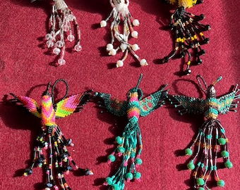 メキシコのビーズで飾られたハチドリのキーホルダー：職人のガラス
