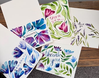 Paquete de tarjetas pintadas a mano - (3) Tarjetas de agradecimiento y (2) Tarjetas de felicitación - Paquete de 5 - Flores de acuarela azules, verdes y moradas, todas únicas