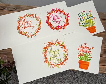Paquete de tarjetas pintadas a mano: (2) para el Día de la Madre, (2) para el Día del Padre, (1) para cumpleaños. Paquete de 5 tarjetas con diseño de corona floral y macetas en acuarela.
