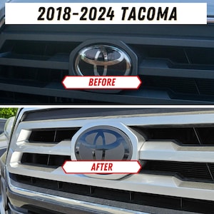 Puede incluir: Im&aacute;genes antes y despu&eacute;s de una parrilla de Toyota Tacoma 2018-2024 con un emblema ennegrecido. La imagen anterior muestra el emblema cromado original, mientras que la imagen posterior muestra el emblema pintado de negro.