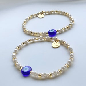 Pulseira elástica de contas Boho Chic minimalista banhada a ouro 14k, delicada, com contas de vidro, mal de ojo, proteção, amuleto de olho turco azul