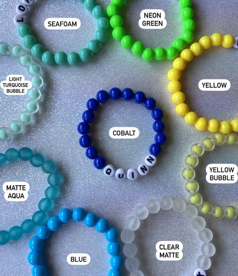 Puede incluir: Surtido de pulseras de cuentas coloridas en varios tonos de azul, verde y amarillo. Las pulseras est&aacute;n hechas de cuentas peque&ntilde;as y redondas y tienen diferentes acabados, incluyendo mate, transparente y burbuja. Las pulseras est&aacute;n etiquetadas con sus nombres de colores, como "Seafoam", "Verde ne&oacute;n", "Cobalto" y "Burbuja amarilla".