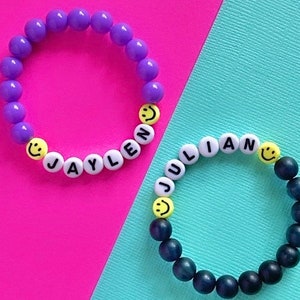 Pulsera con nombre sonriente para niños, joyería personalizada para niños, pulseras con letras, pulseras de cuentas de colores con palabras personalizadas, regalo de cumpleaños