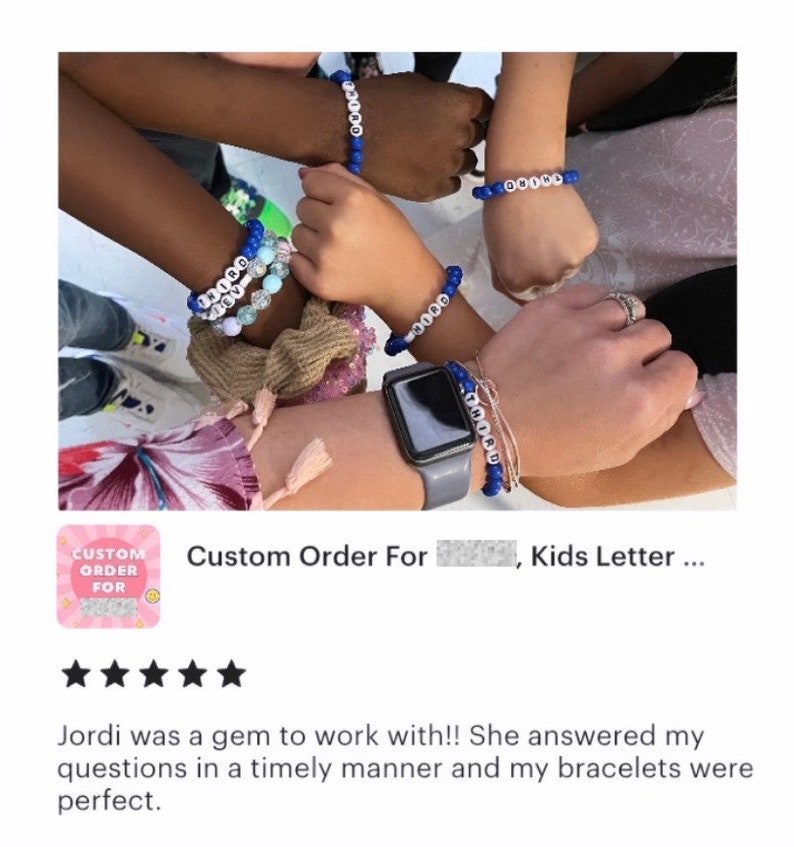 Puede incluir: Cuatro pulseras de cuentas azules con cuentas de letras blancas que deletrean nombres. Las pulseras se llevan en las mu&ntilde;ecas de cuatro personas. La imagen incluye una calificaci&oacute;n de cinco estrellas y el texto "Pedido personalizado para [ocultado], Letras de ni&ntilde;os..."