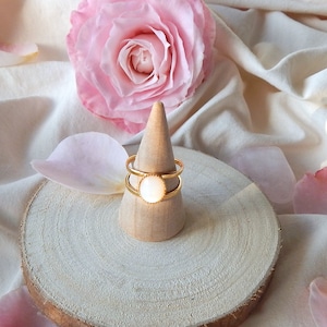 Gold-plated openwork adjustable ring with its Aurora natural mother-of-pearl stone