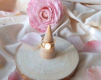 Gold-plated openwork adjustable ring with its Aurora natural mother-of-pearl stone