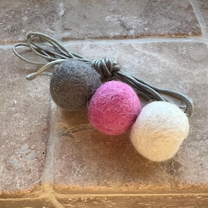 Silent light pull switch for bathroom. A pretty pink and grey light pull end.  No noise, no marks.  Handmade.  No more noise, or damage!