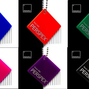 K&ouml;nnte beinhalten: Sechs quadratische Perspex-Muster in verschiedenen Farben, jedes mit einer silbernen Kette und einem Etikett mit dem Farbnamen und der Nummer. Die Farben sind Blau, Rot, Gr&uuml;n, Pink, Violett und Schwarz.