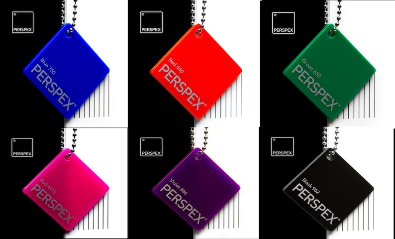 K&ouml;nnte beinhalten: Sechs quadratische Perspex-Muster in verschiedenen Farben, jedes mit einer silbernen Kette und einem Etikett mit dem Farbnamen und der Nummer. Die Farben sind Blau, Rot, Gr&uuml;n, Pink, Violett und Schwarz.
