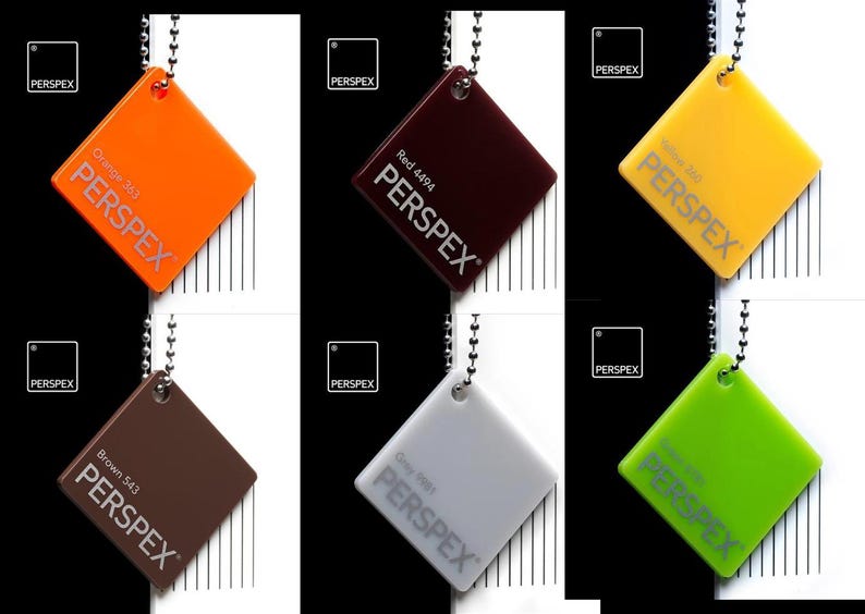 K&ouml;nnte beinhalten: Sechs verschiedene farbige Perspex-Muster, jedes mit einer silbernen Kette und einem Anh&auml;nger mit dem Perspex-Logo und dem Farbcode. Die Farben sind orange, rot, gelb, braun, grau und gr&uuml;n.