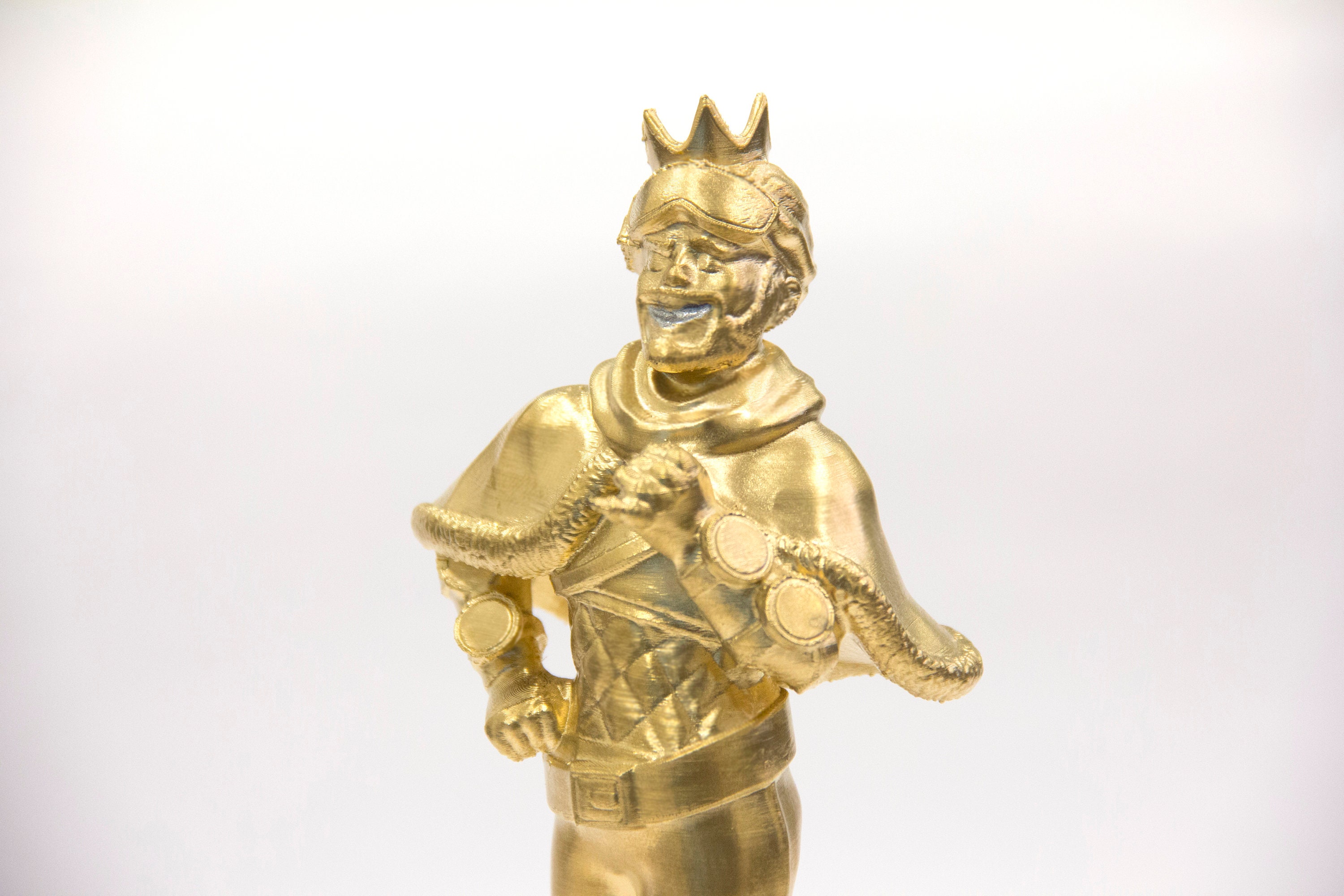 Figura De Colección Mirage Heirloom 'Too Much Witt' De Apex Legends – Modelo De Metal De 16 Cm, Pisapapeles Y Decoración De Escritorio
