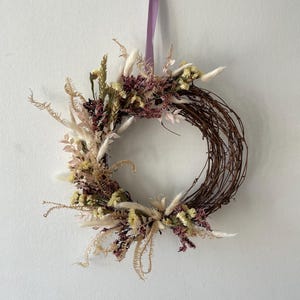 Couronne de fleurs séchées : décoration murale bohème rustique avec queues de lapin