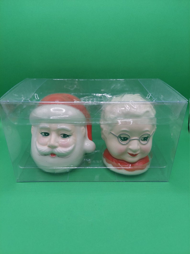 French Country Novelty SANTA and MRS CLAUS Salt and Pepper Set New 