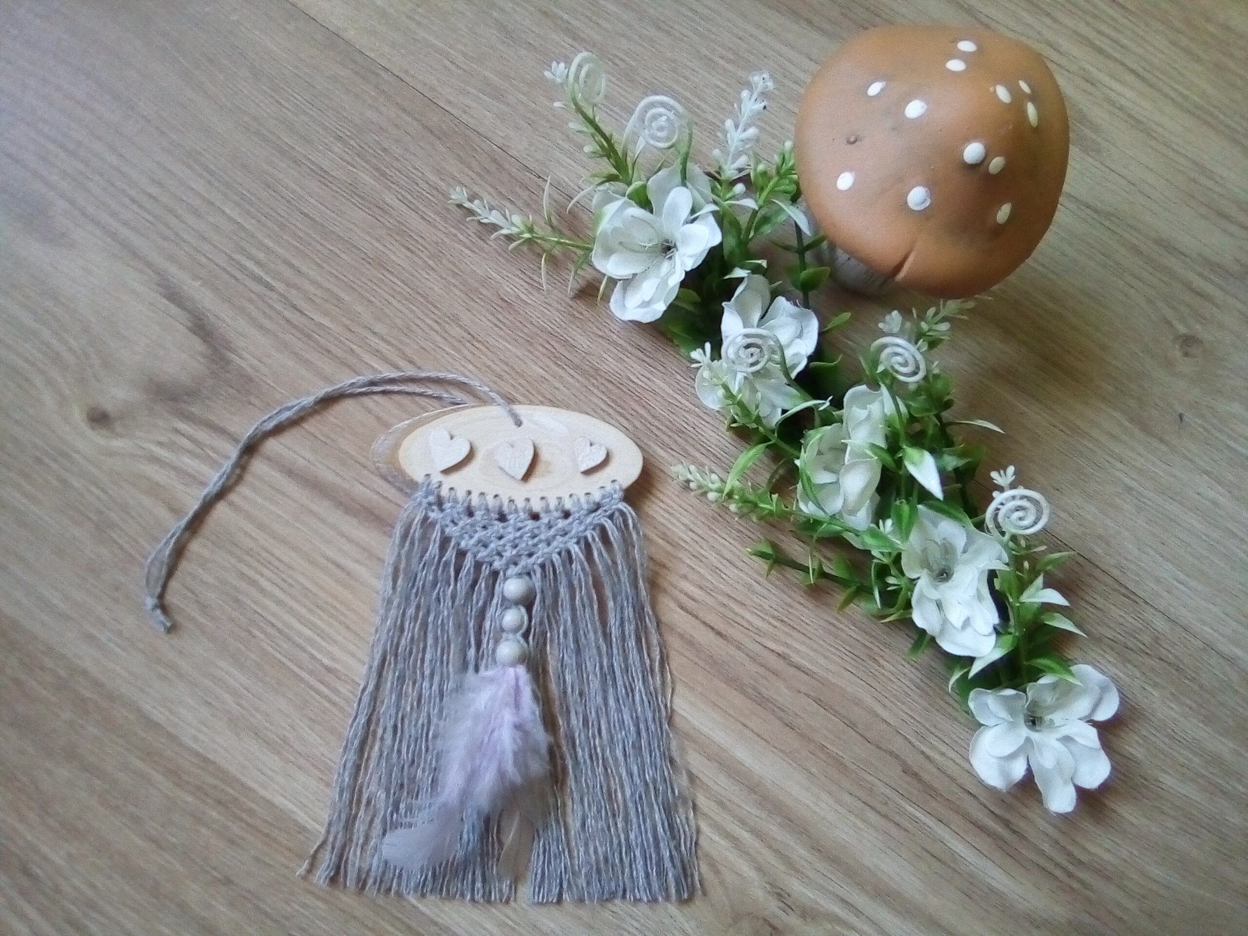 Attrape-Rêves Gris en Bois et Macramé avec Coeurs Perles Plume Pour Décoration