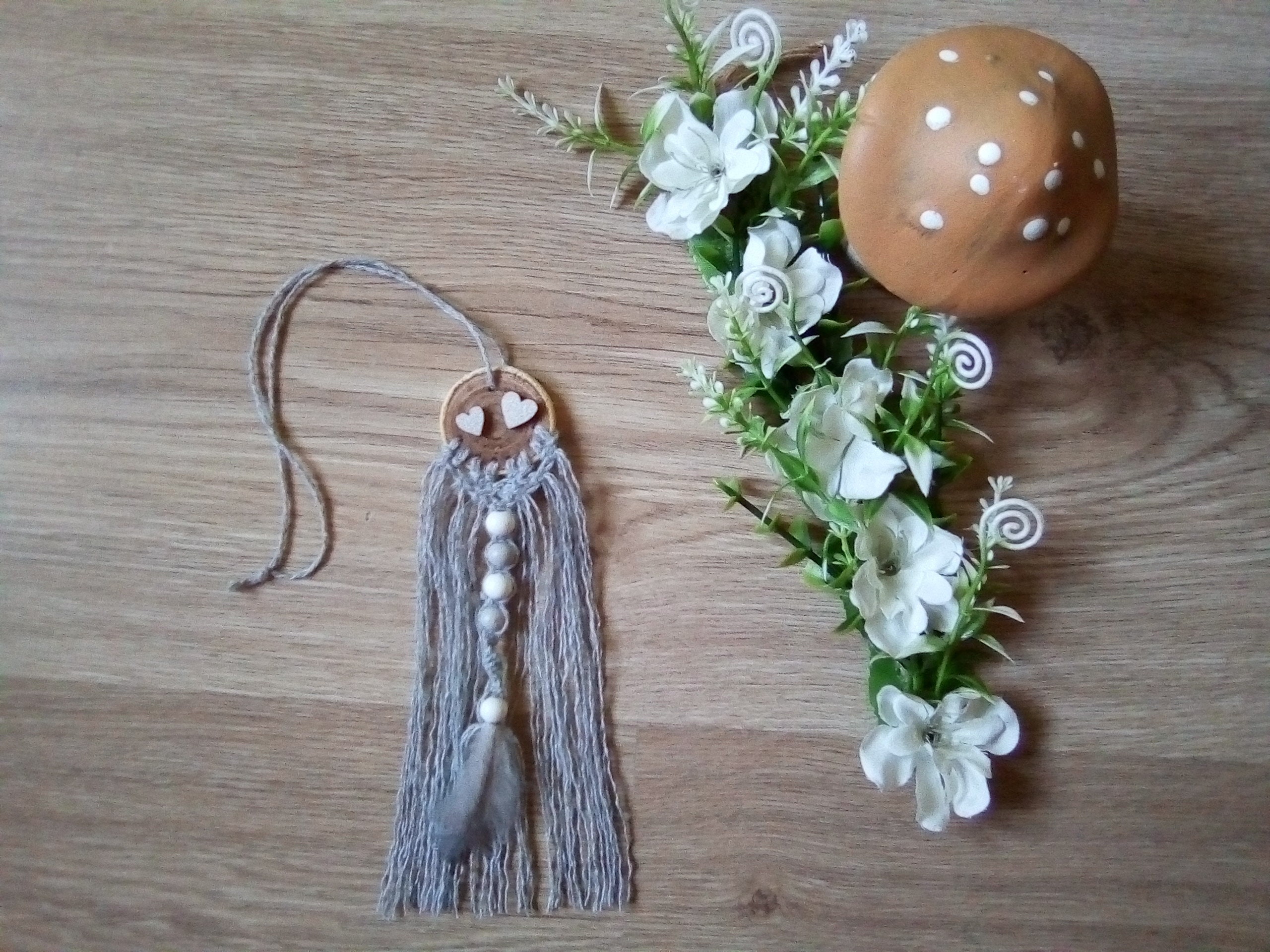 Attrape-Rêves Gris en Bois et Macramé avec Coeurs Perles Plume Pour Décoration