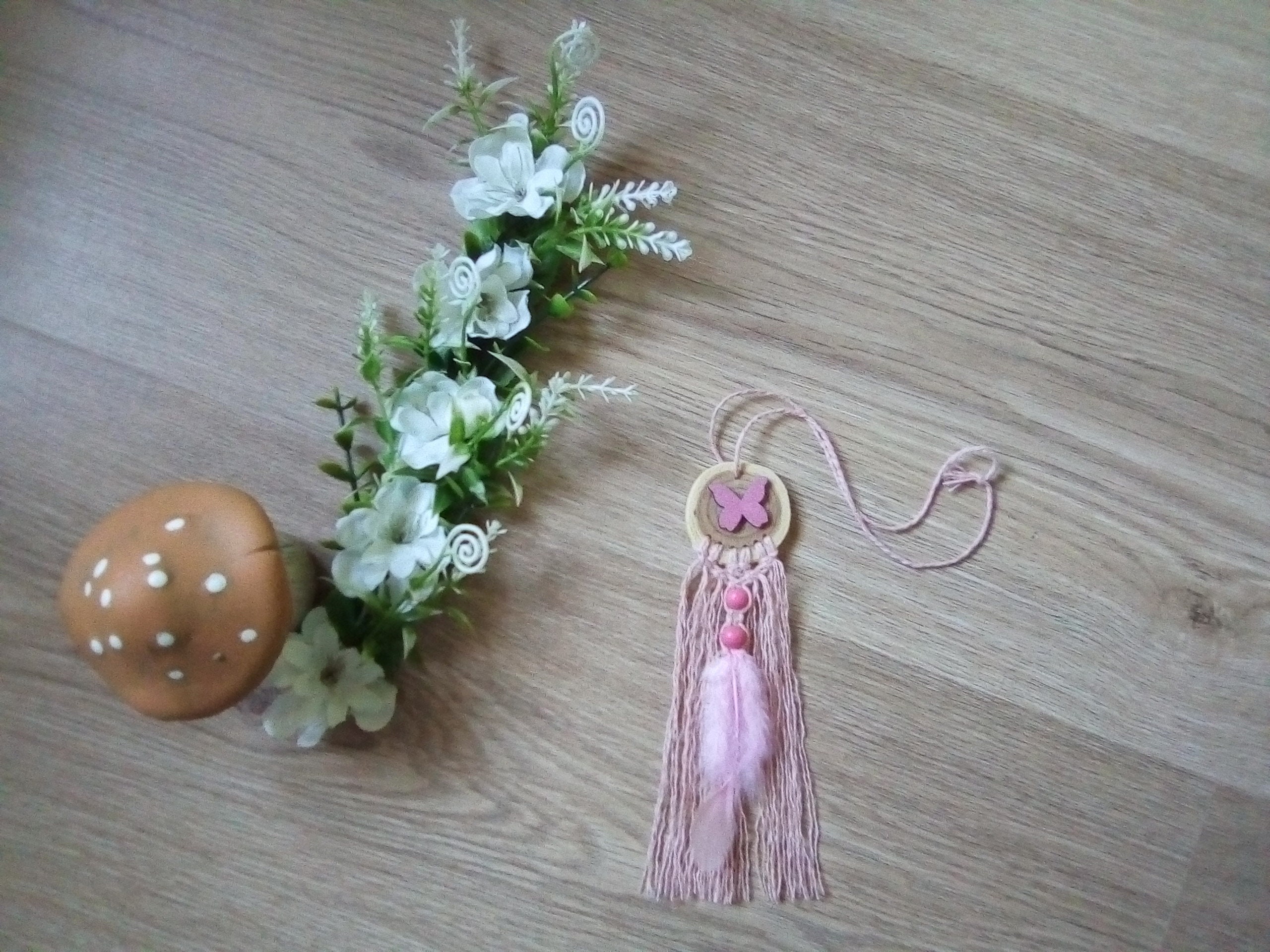Attrape-Rêves Rose en Bois et Macramé avec Papillon Perles Plume Pour Décoration