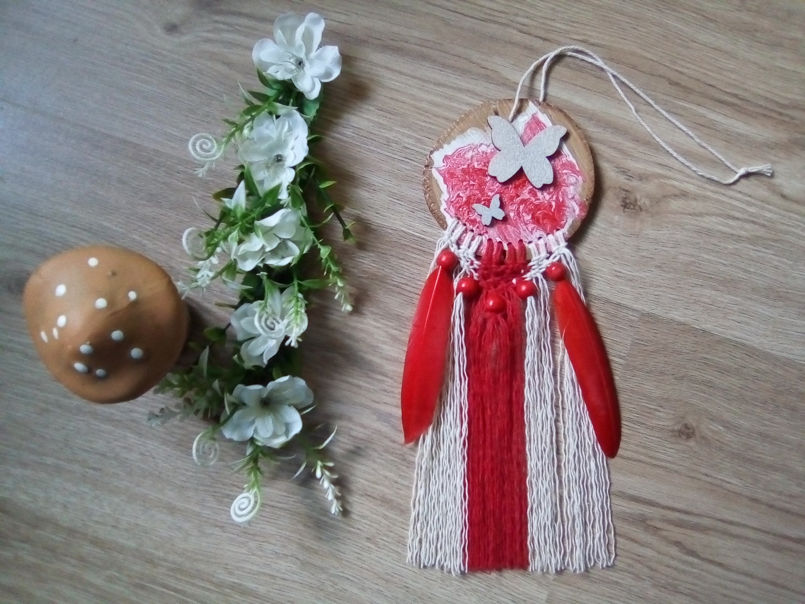 Attrape-Rêves Rouge et Blanc en Bois Macramé avec Papillons Perles Plumes Pour Décoration