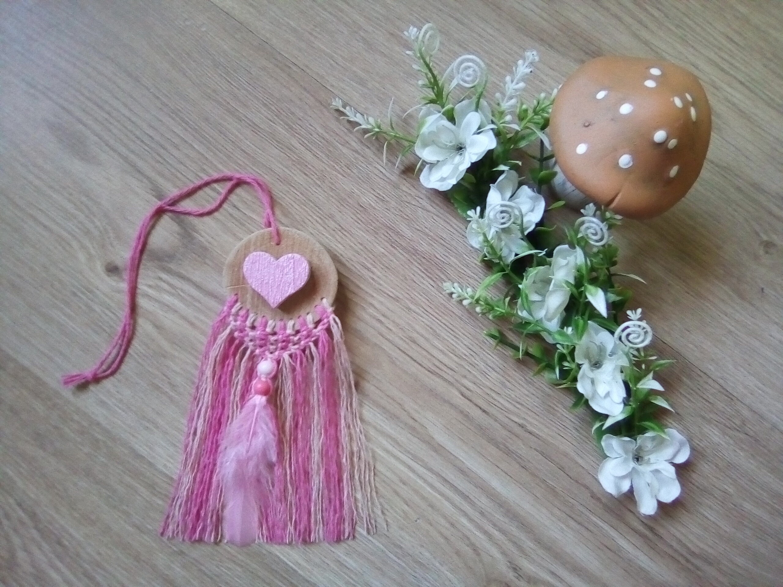 Attrape-Rêves Rose en Bois et Macramé avec Coeur Perles Plume Pour Décoration