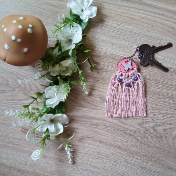 Porte-clés attrape-rêves rose en bois et en macramé avec papillon et perles en bois