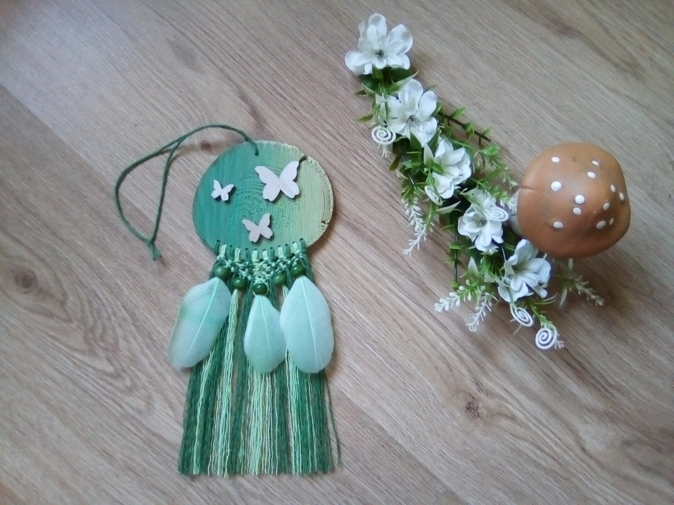 Attrape-Rêves Vert en Bois et Macramé avec Papillons Perles Plumes Pour Décoration