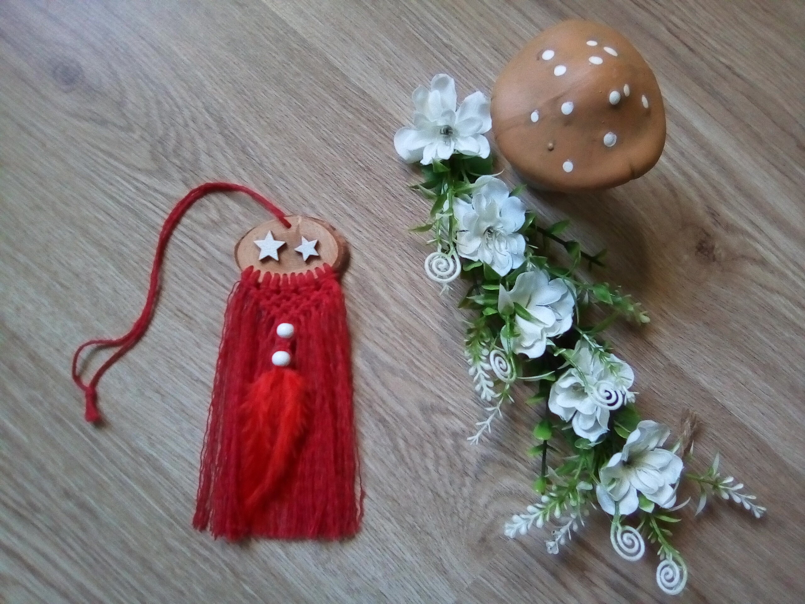 Attrape-Rêves Rouge en Bois et Macramé avec Étoiles Perles Plume Pour Décoration